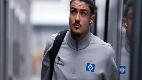 乔治娜时装周惊艳亮相，与C罗同框展露性感露背裙姿