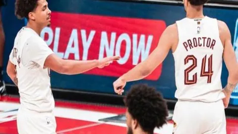 郭艾伦受伤缺席全明星，孙铭徽担任首发，贺希宁作为替补登场